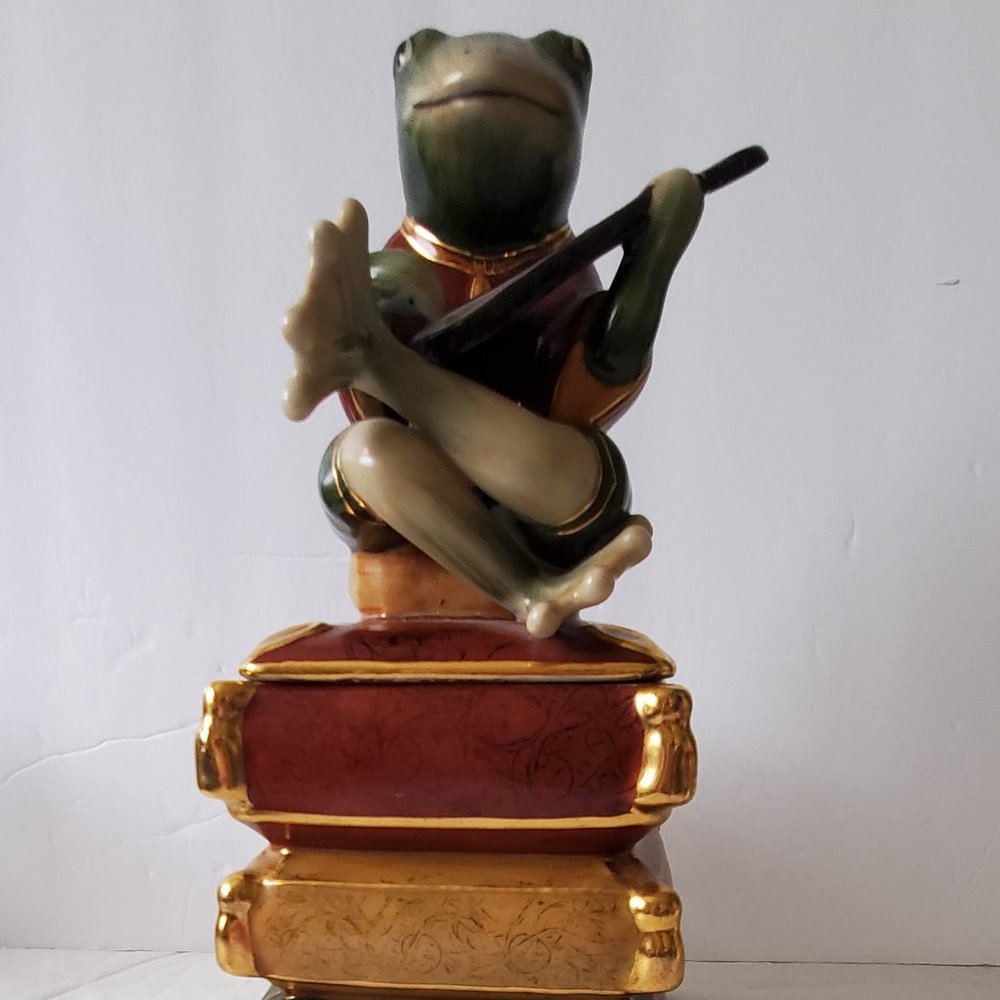 Vintage Frog on a Stack of Pillows Trinklet Box